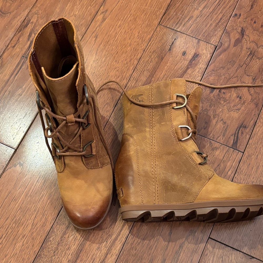 Sorel Women's Lace-Up Wedge Boots in Tan/Brown Great condition just ran big on